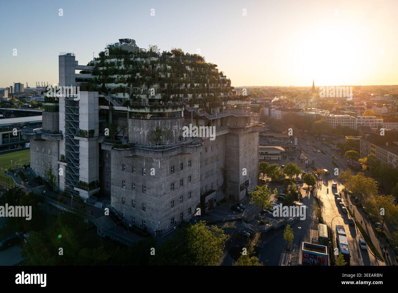 Hambourg, Allemagne - 01 mai 2026 : vue aérienne du bunker équipé Pauli avec son jardin luxuriant sur le toit et son architecture moderne en béton sous un su chaleureux Banque D'Images