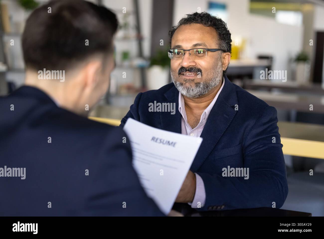 Candidat assis devant le responsable RH pendant l'entretien d'embauche Banque D'Images