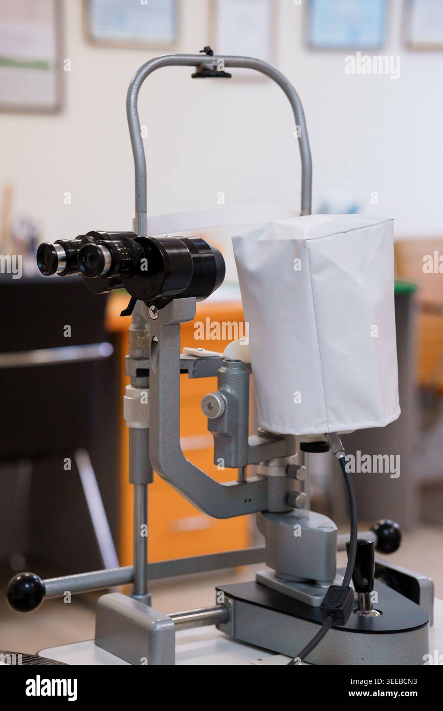 Vue détaillée de l'instrument optique professionnel utilisé pour diagnostiquer les maladies oculaires dans le cabinet d'un médecin Banque D'Images