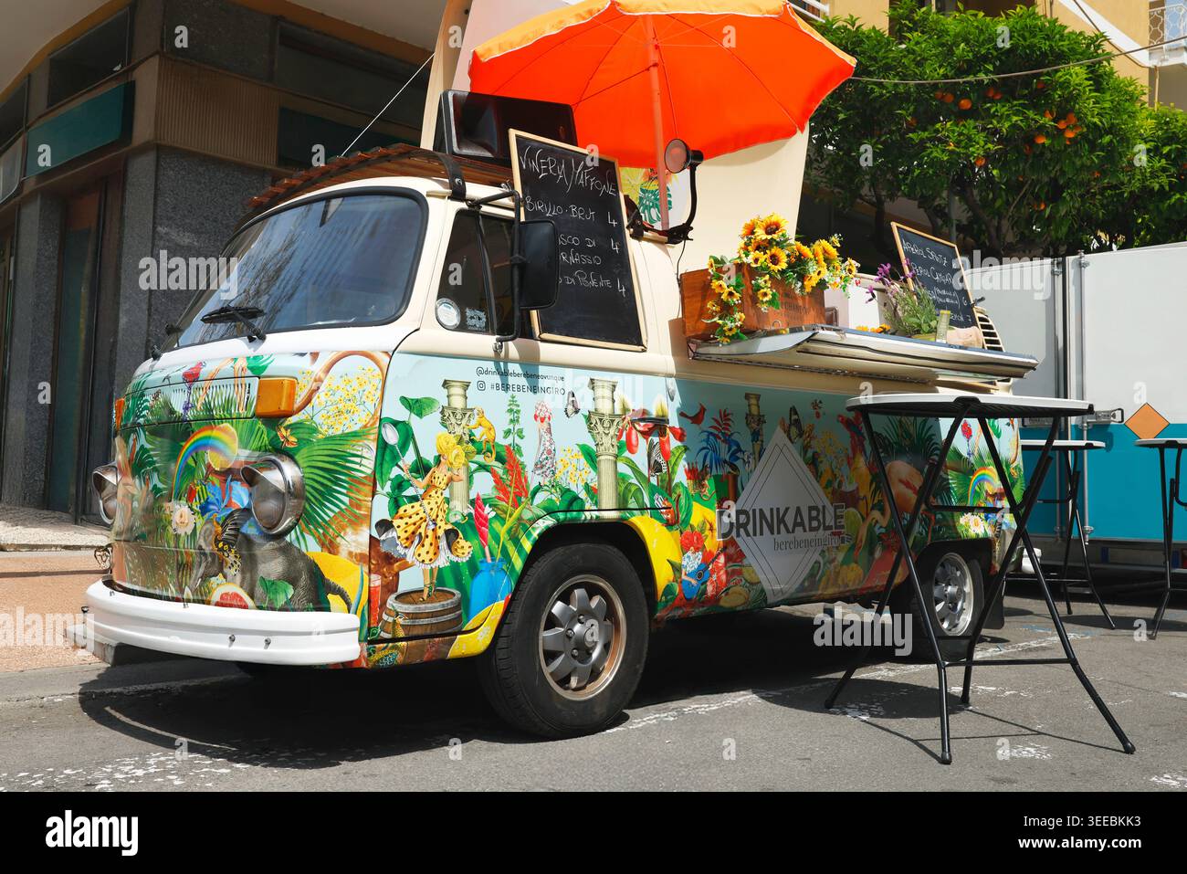 DIANO MARINA, ITALIE - 9 MAI 2026 : fourgonnette Volkswagen vintage convertie en bar mobile appelé buvable au festival Aromatica. Enveloppement artistique coloré et Banque D'Images