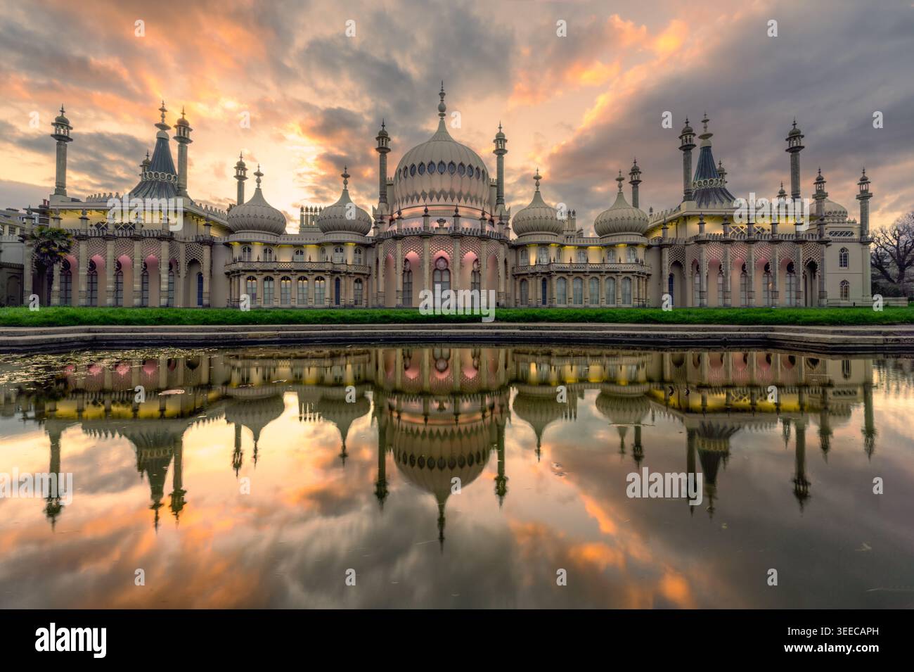 Brighton Royal Pavilion au coucher du soleil avec réflexion à l'étang Banque D'Images
