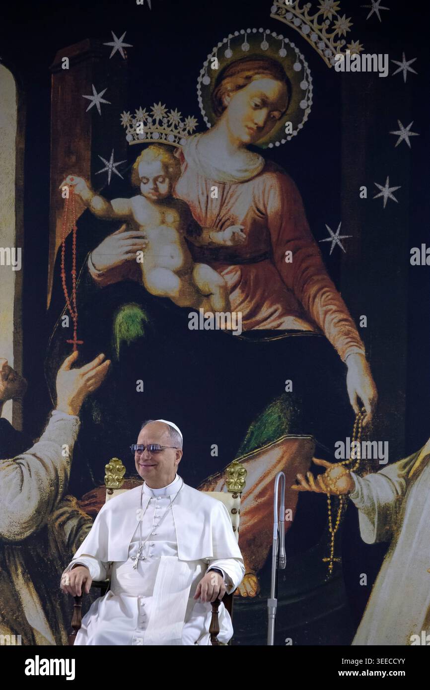 Pompéi, Italie, 8 mai 2026. Le pape Léon XIV rencontre les invités des organisations caritatives du Sanctuaire de Pompéi au « Temple de la Charité » de Pompéi. Maria Grazia Picciarella/Alamy Live News Banque D'Images