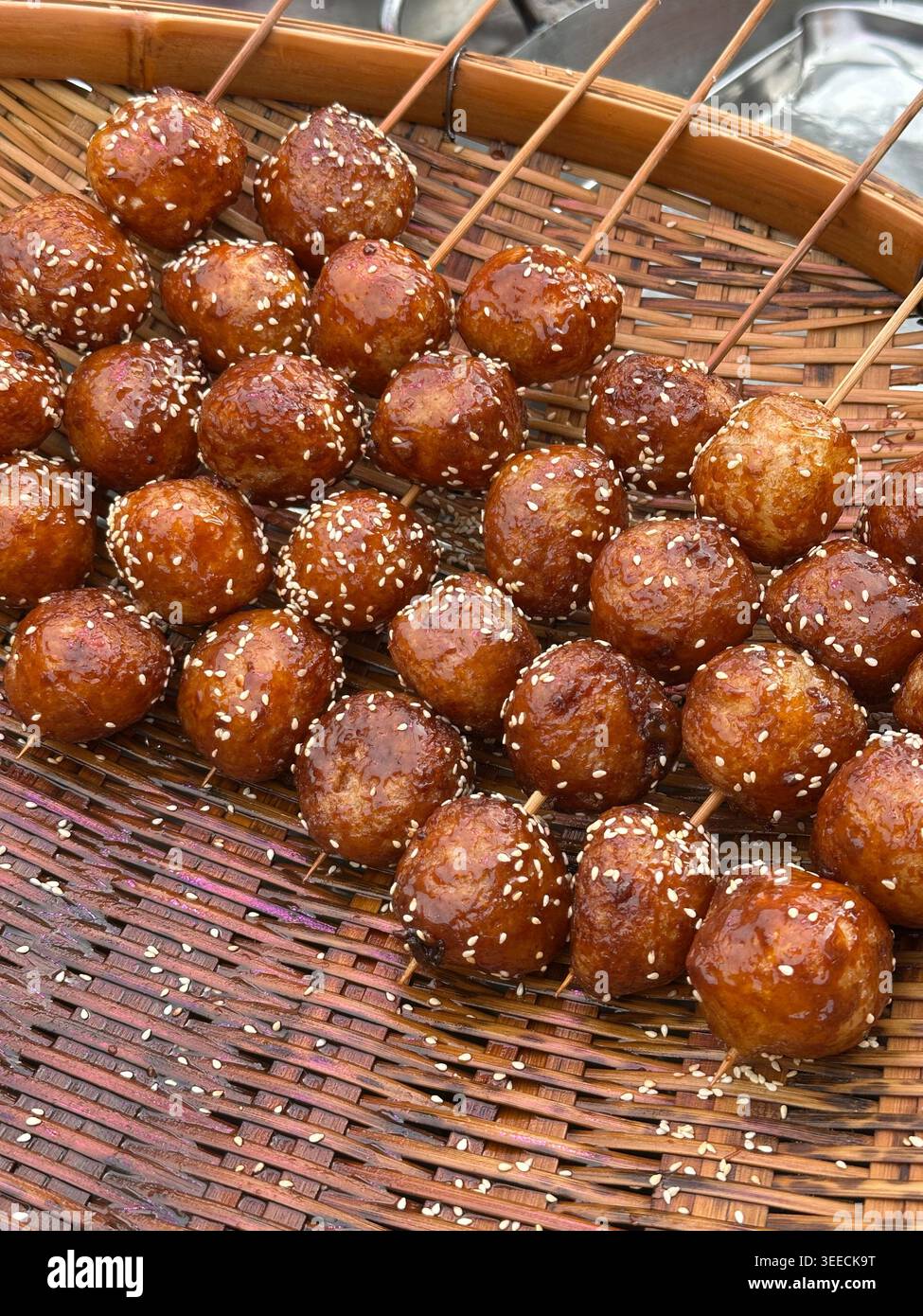 Brochettes de boulettes de riz gluantes sucrées au sésame frites recouvertes de sésame dans la rue de Chengdu, province du Sichuan en Chine Banque D'Images