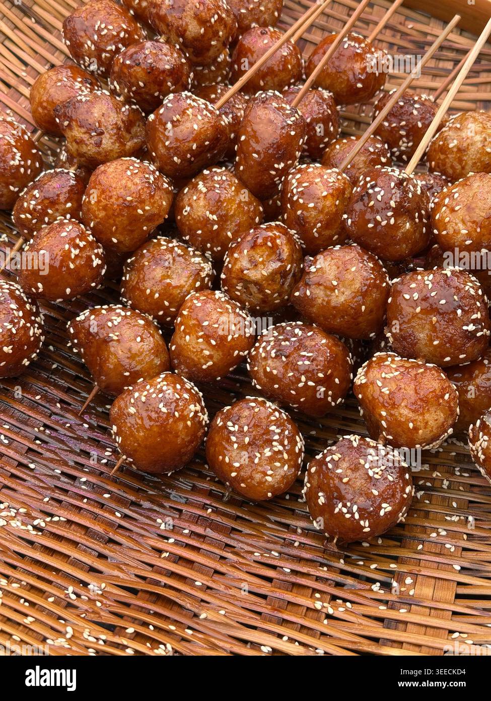 Brochettes de boulettes de riz gluantes sucrées au sésame frites recouvertes de sésame dans la rue de Chengdu, province du Sichuan en Chine Banque D'Images