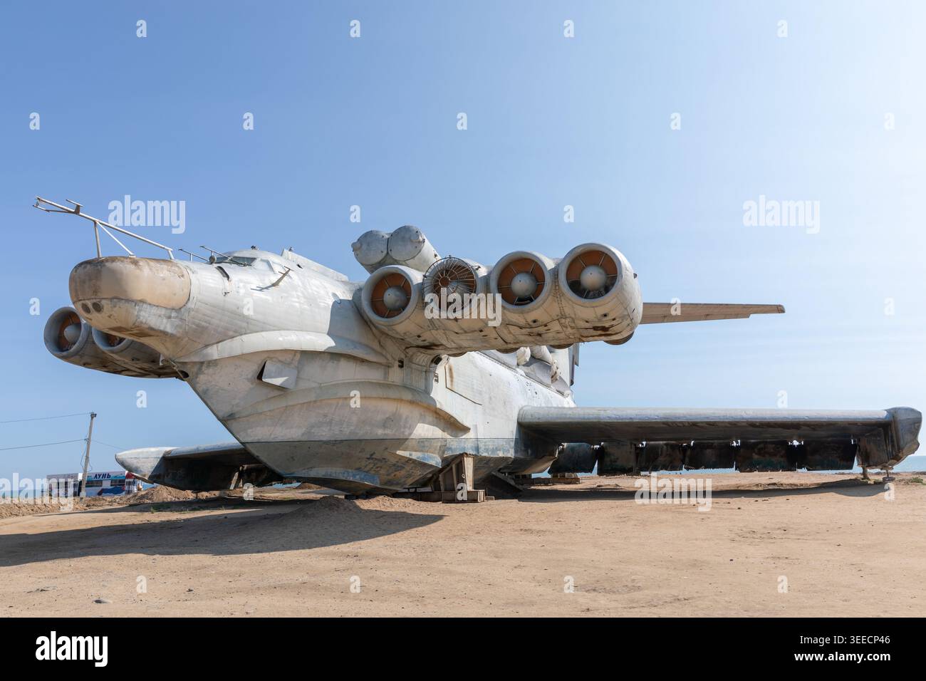 Rouille de classe LUN ekranoplan soviétique, un véhicule à effet de sol, exposé sur la rive sablonneuse près de Derbent, Daghestan, Russie, sous un ciel bleu clair dans le jour Banque D'Images