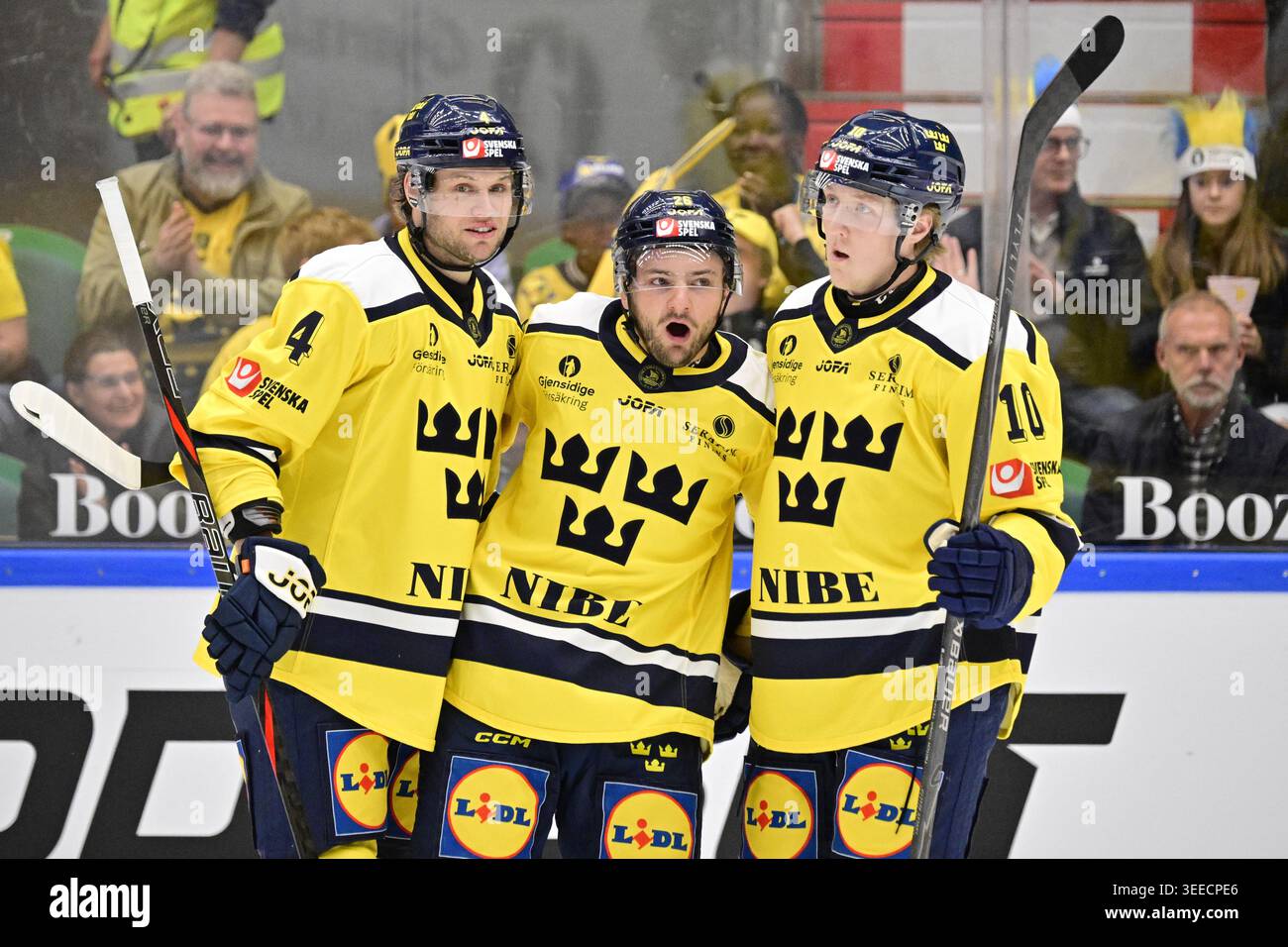 Ängelholm, SUÈDE 20260510Le suédois Erik Brännström (au centre) célèbre avec Jacob Larsson (à gauche) et Simon Holmström après avoir égalisé le score de 1-1 lors du match de Beijer Hockey Games Euro Hockey Tour (EHT) entre la Suède et la Finlande au Catena Arena à Ängelholm le 10 mai 2026. Photo : Johan Nilsson / TT / Code 50090 ce texte est traduit automatiquement Banque D'Images