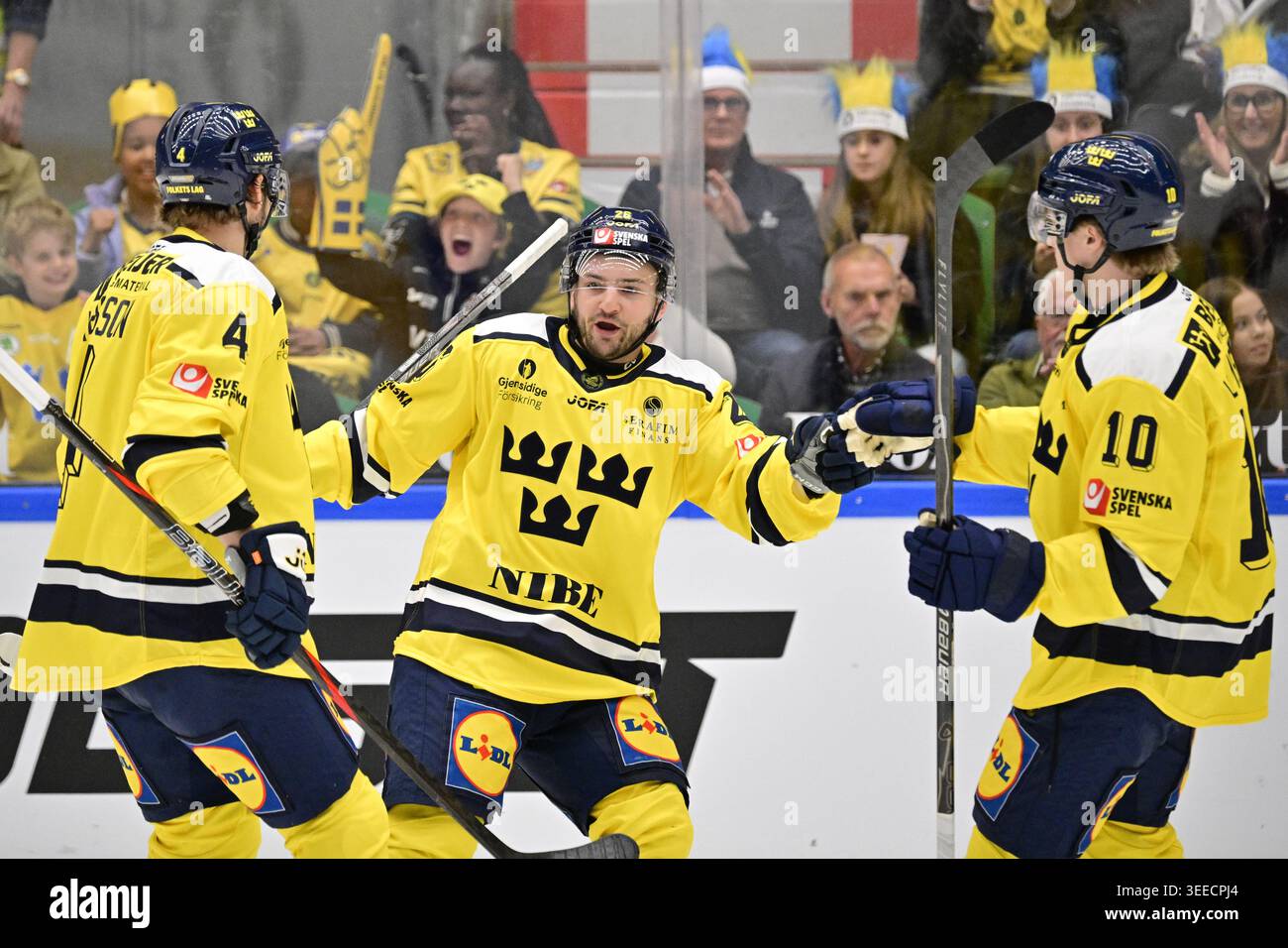 Ängelholm, SUÈDE 20260510Le suédois Erik Brännström (au centre) célèbre avec Jacob Larsson (à gauche) et Simon Holmström après avoir égalisé le score de 1-1 lors du match de Beijer Hockey Games Euro Hockey Tour (EHT) entre la Suède et la Finlande au Catena Arena à Ängelholm le 10 mai 2026. Photo : Johan Nilsson / TT / Code 50090 ce texte est traduit automatiquement Banque D'Images