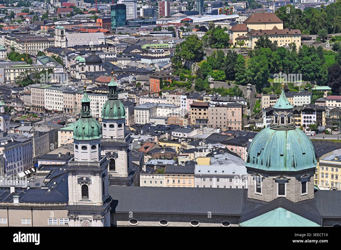 Une photo détaillée en grand angle des emblématiques dômes et tours en cuivre turquoise de la cathédrale de Salzbourg (Salzburger Dom) en Autriche. L'image capture t Banque D'Images