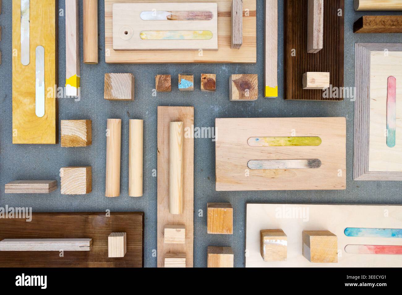 Pose à plat de diverses pièces de bois et de contreplaqué sur texture de béton. Arrière-plan de menuiserie. Banque D'Images