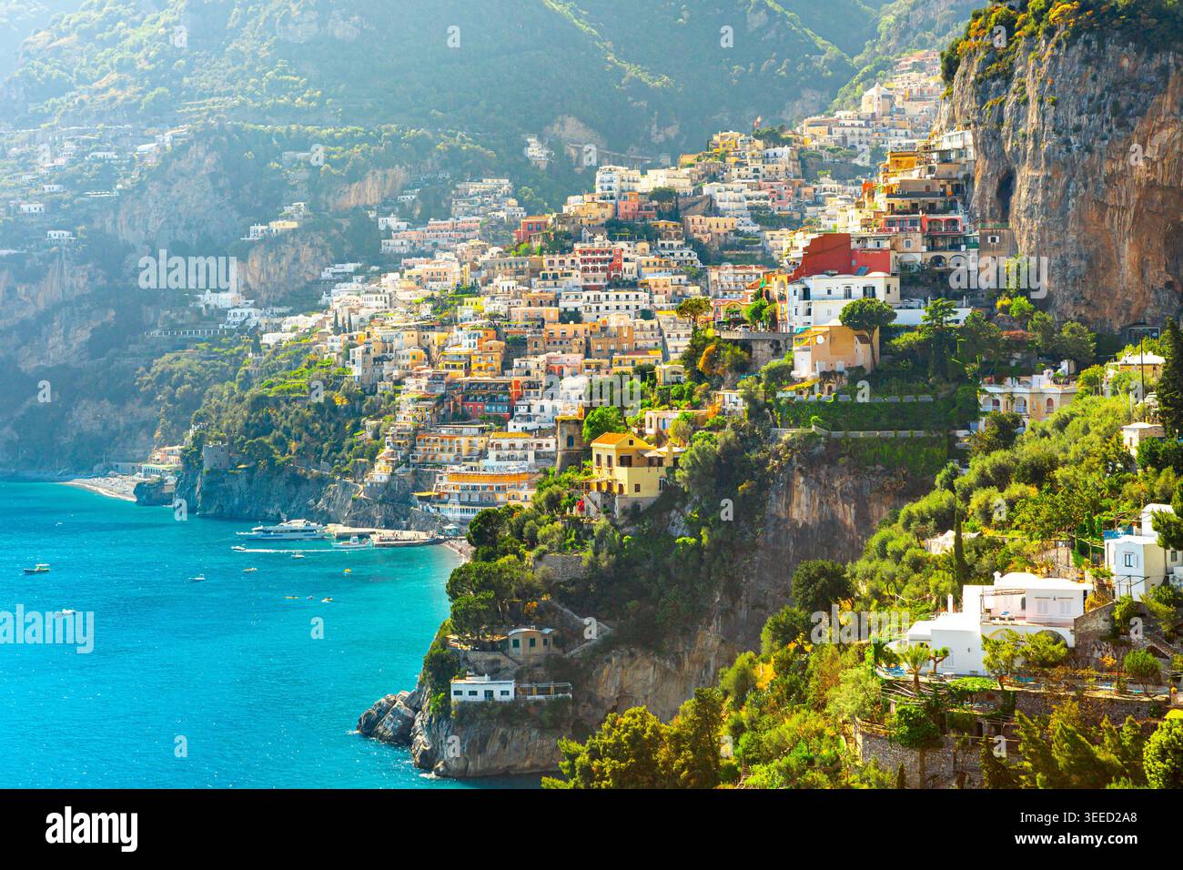 Matin vue sur Positano cityscape sur la ligne de côte de la mer méditerranée, Italie Banque D'Images