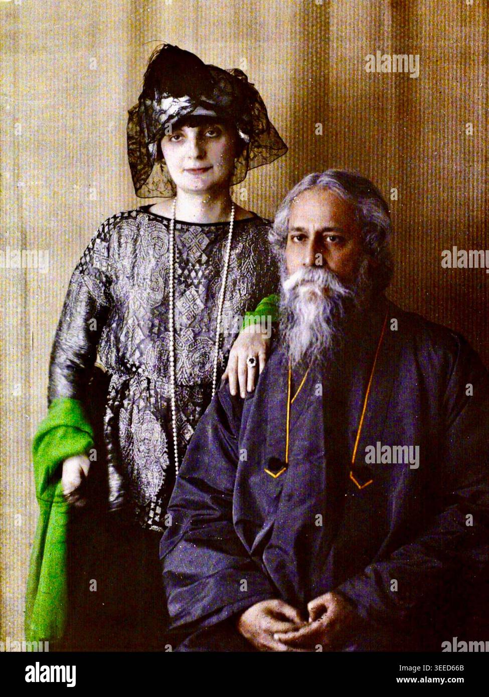 Rabindranath Tagore (assis) et Anna de Noailles (debout), capturées dans une photographie de 1920. Rabindranath Tagore était un célèbre poète indien, philosophe, et le premier non-européen à remporter le prix Nobel de littérature en 1913. Anna de Noailles était une écrivaine française éminente d'origine roumaine et grecque, connue pour sa poésie. La photographie a été prise à la maison d'hôtes d'Albert Kahn, en périphérie de Paris, le 16 septembre 1920. C'est une photographie autochrome rare, qui était un processus de photographie couleur précoce. Banque D'Images