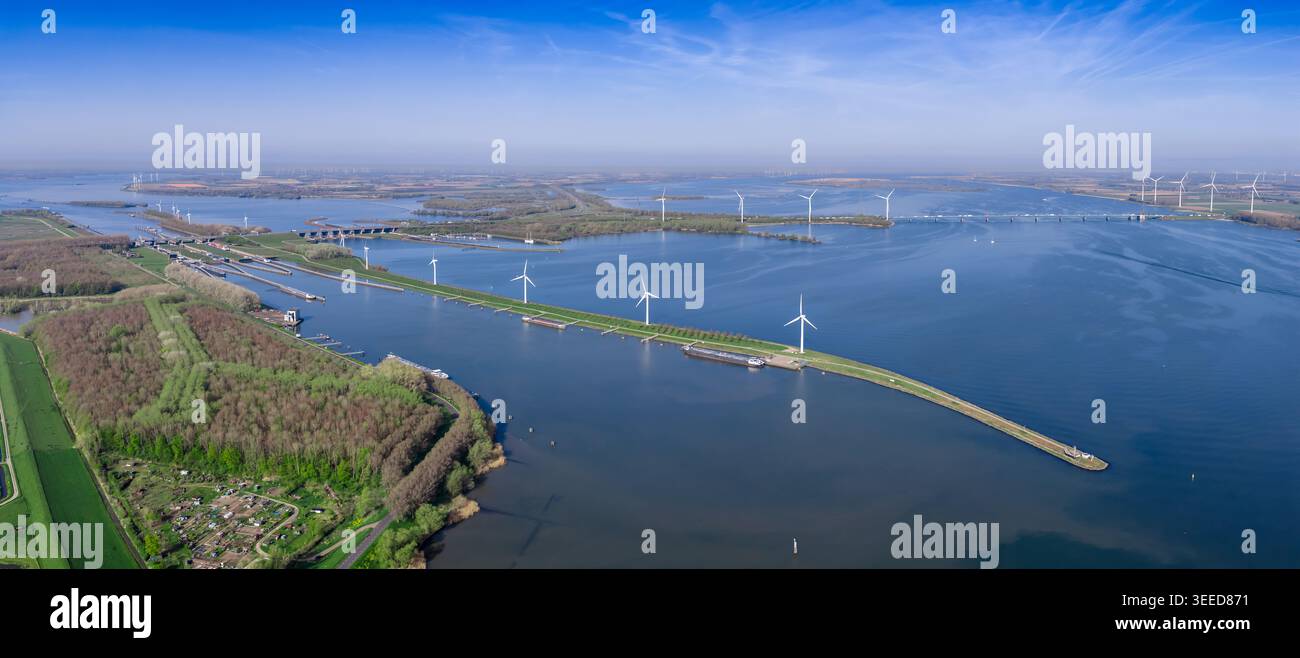 Un large panorama aérien du Volkerakdam par drone, regardant le long de la ligne de la digue du barrage qui coupe la voie navigable Volkerak dans le sud-ouest du Nethe Banque D'Images