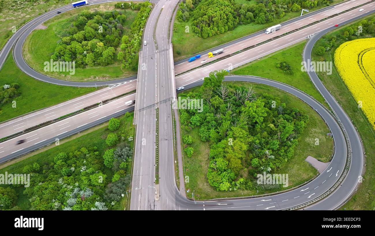 Vue aérienne de l'échangeur autoroutier avec routes courbes et paysage vert Banque D'Images