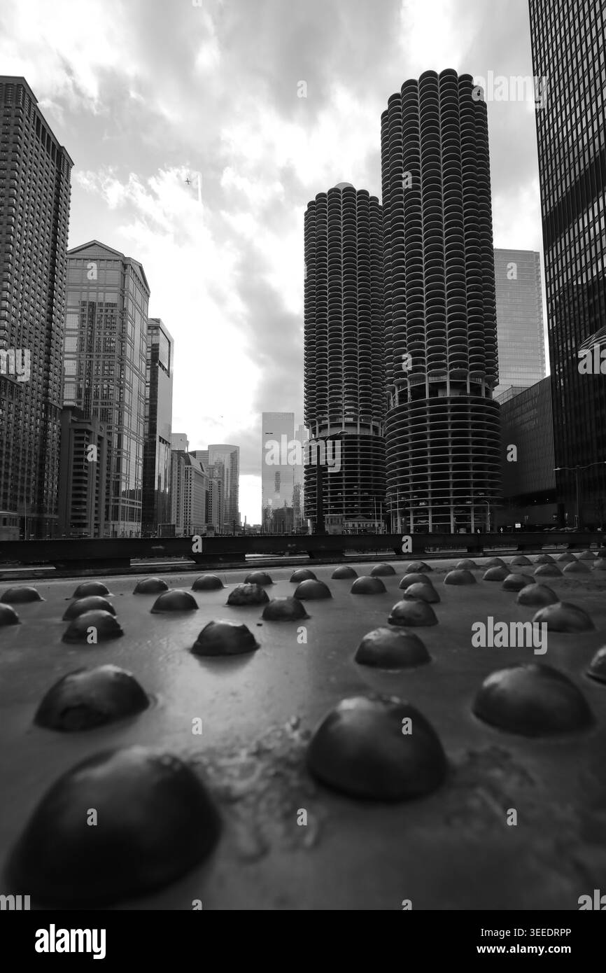 Marina City Towers au-dessus de la rivière Chicago depuis Wabash Bridge, angle bas, noir et blanc Banque D'Images