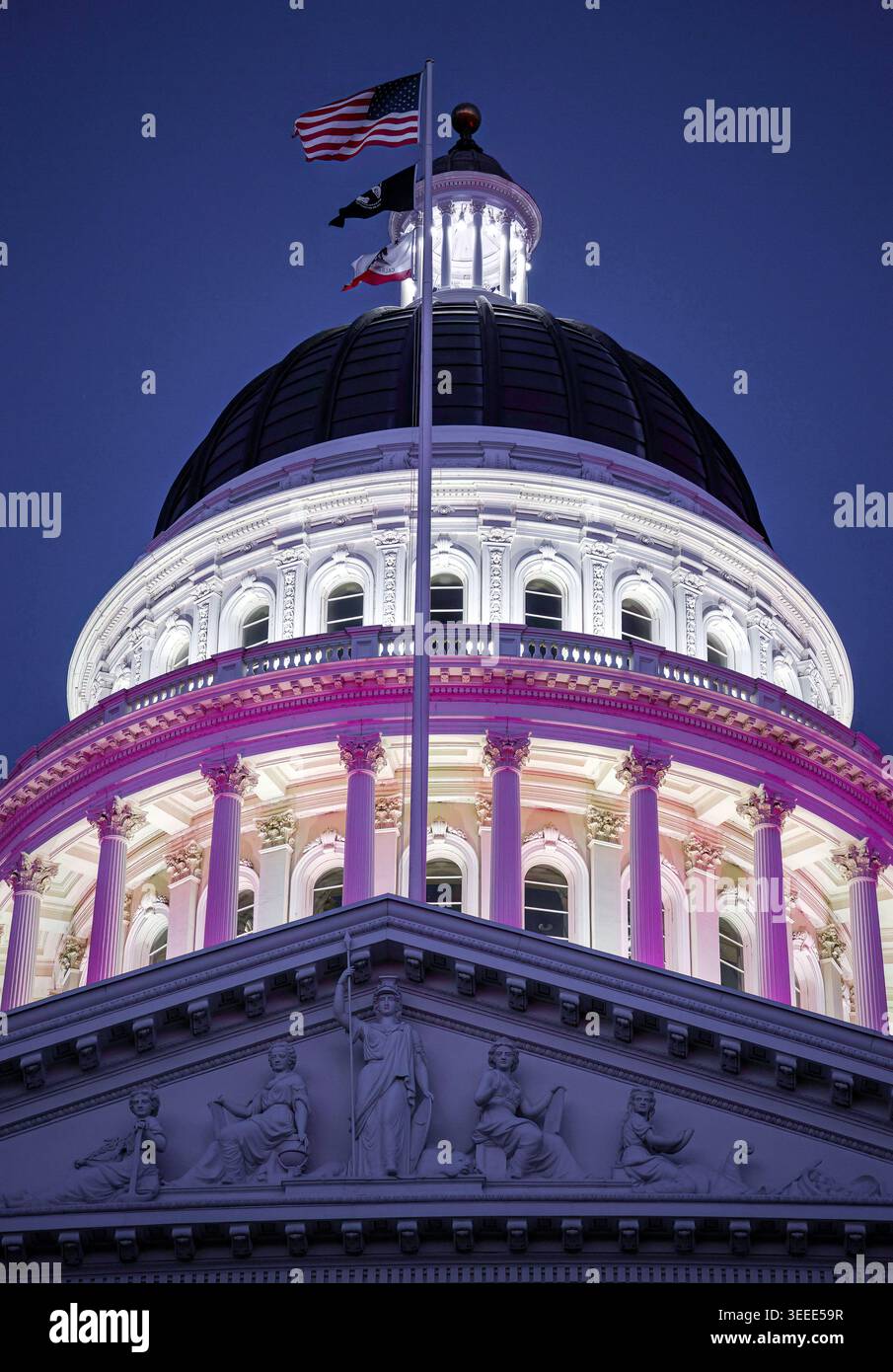 Le dôme du Capitole de l'État de Californie illuminé en rose lors d'une veillée aux chandelles des peuples autochtones disparus et assassinés (MMIP) à Sacramento. Banque D'Images