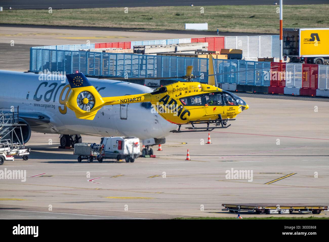 L'hélicoptère de sauvetage Christoph Rheinland, d-HDOM, exploité par ADAC Luftrettung gGmbH et basé sur un Airbus Helicopters H-145, atterrit à Cologne-Bonn Banque D'Images