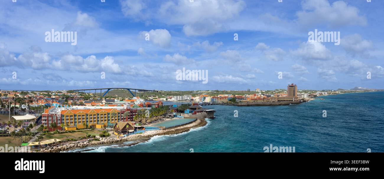 Une large vue panoramique sur le front de mer de Willemstad à Curaçao avec des bâtiments coloniaux colorés le long de la côte un complexe de luxe Queen Juliana Brid Banque D'Images