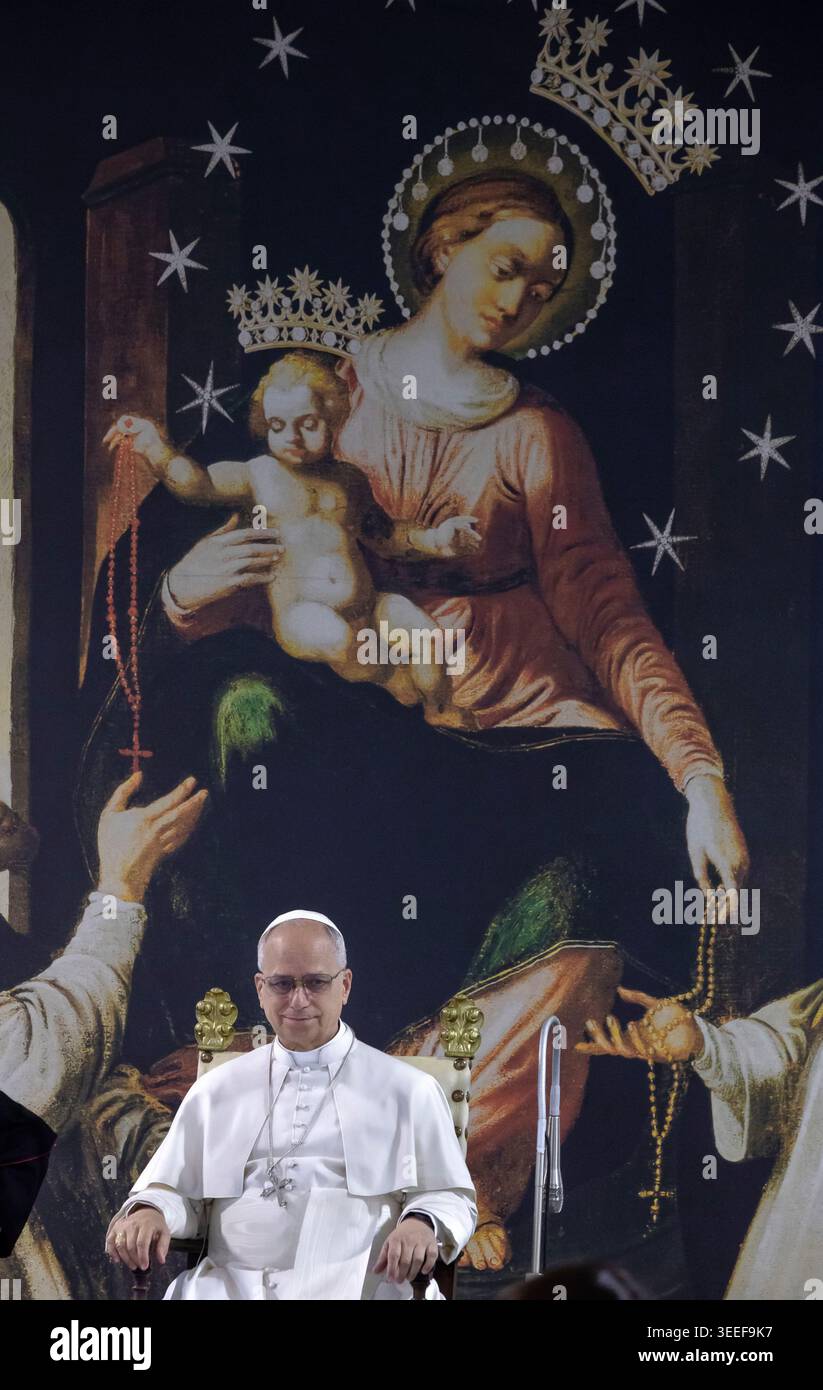 Le pape Léon XIV vu lors de la rencontre avec les invités des organisations caritatives du Sanctuaire de Pompéi au 'Temple de la Charité' à Pompéi Banque D'Images