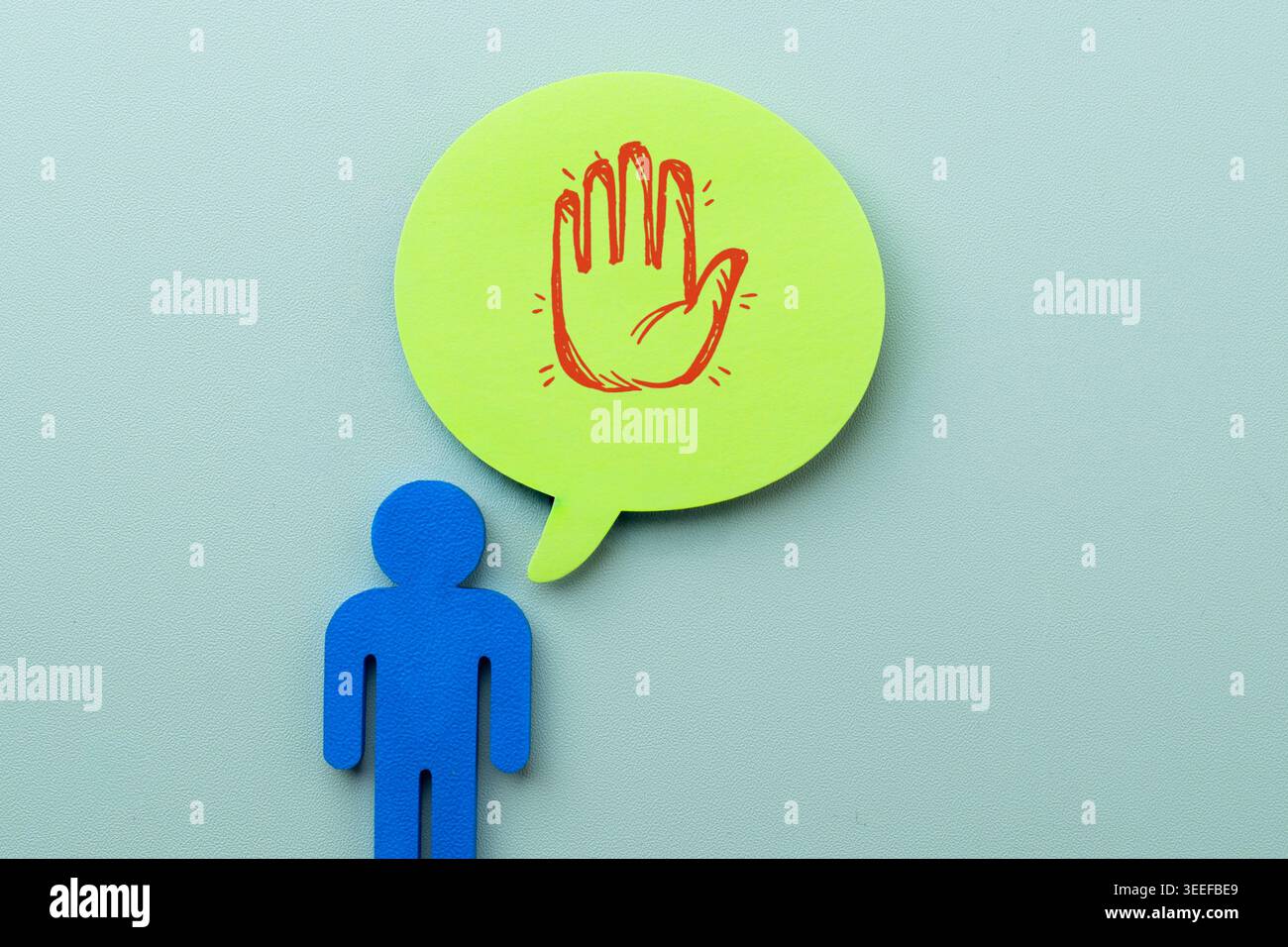 Une figure humaine à côté d'une bulle verte avec un symbole d'arrêt rouge dessiné à la main. Assertivité, définition de limites personnelles, expression du concept Banque D'Images