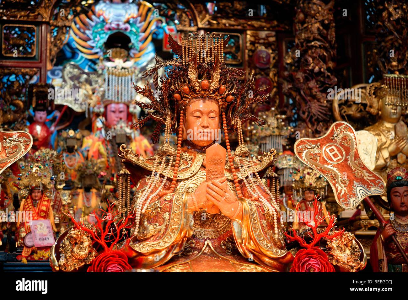 Gros plan de la statue de la déesse Mazu soigneusement décorée au temple Jing-an, Nanfang-ao, Taiwan, vénéré comme protecteur des pêcheurs et de la mer. Banque D'Images