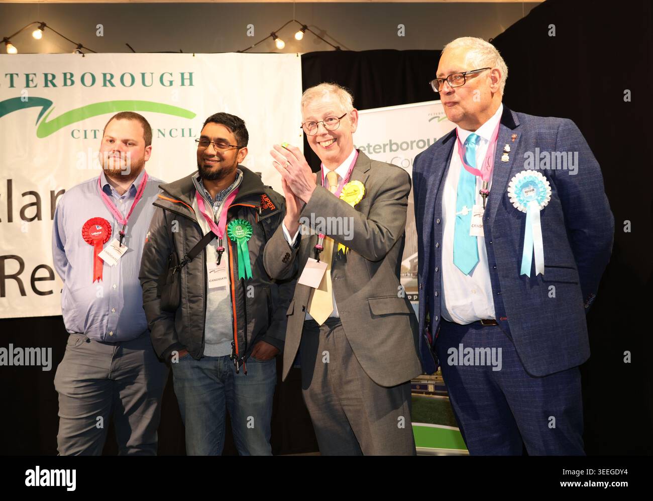 Paul Wiggin remporte le siège du Parti libéral démocrate à Hampton Vale, à Peterborough. Les formulaires de vote sont là, et le dépouillement a commencé à Kingsgate C. Banque D'Images