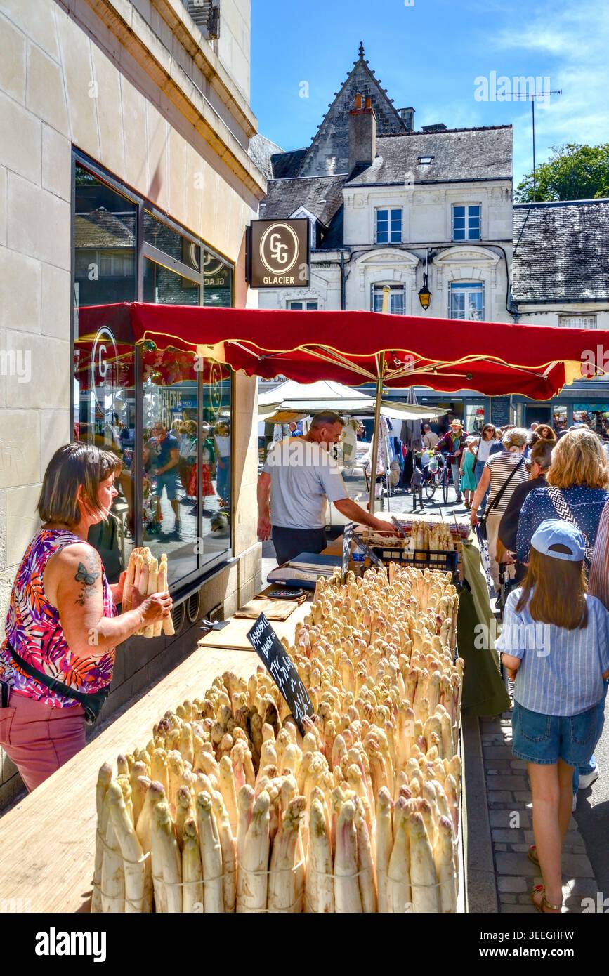 Etagère de marché vendant des asperges blanches cultivées localement - Loches, Indre-et-Loire (37), France. Banque D'Images