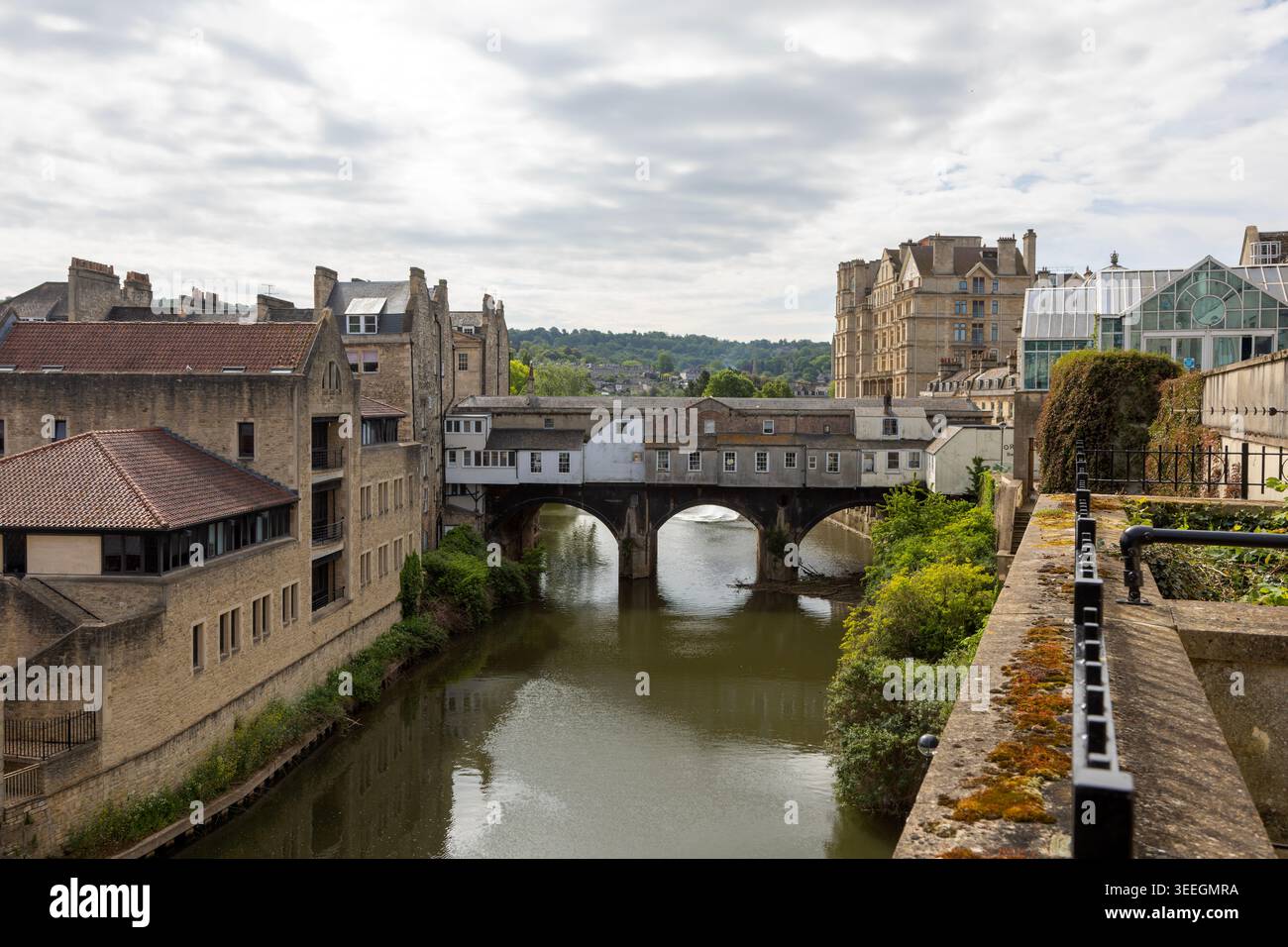 Vue arrière des bâtiments sur Pulteney Bridge, River Avon, ville de Bath, nord-est Somerset, Angleterre, ROYAUME-UNI Banque D'Images