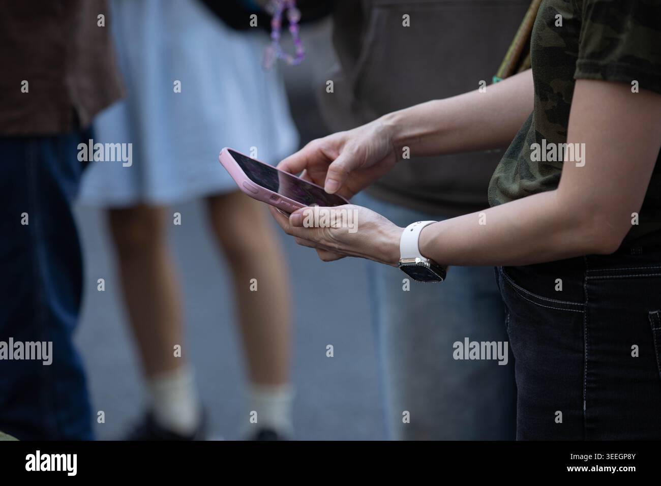Mains féminines utilisant un smartphone, absorbées dans l'écran mobile, utilisateur de smartphone concentré, gros plan. Banque D'Images