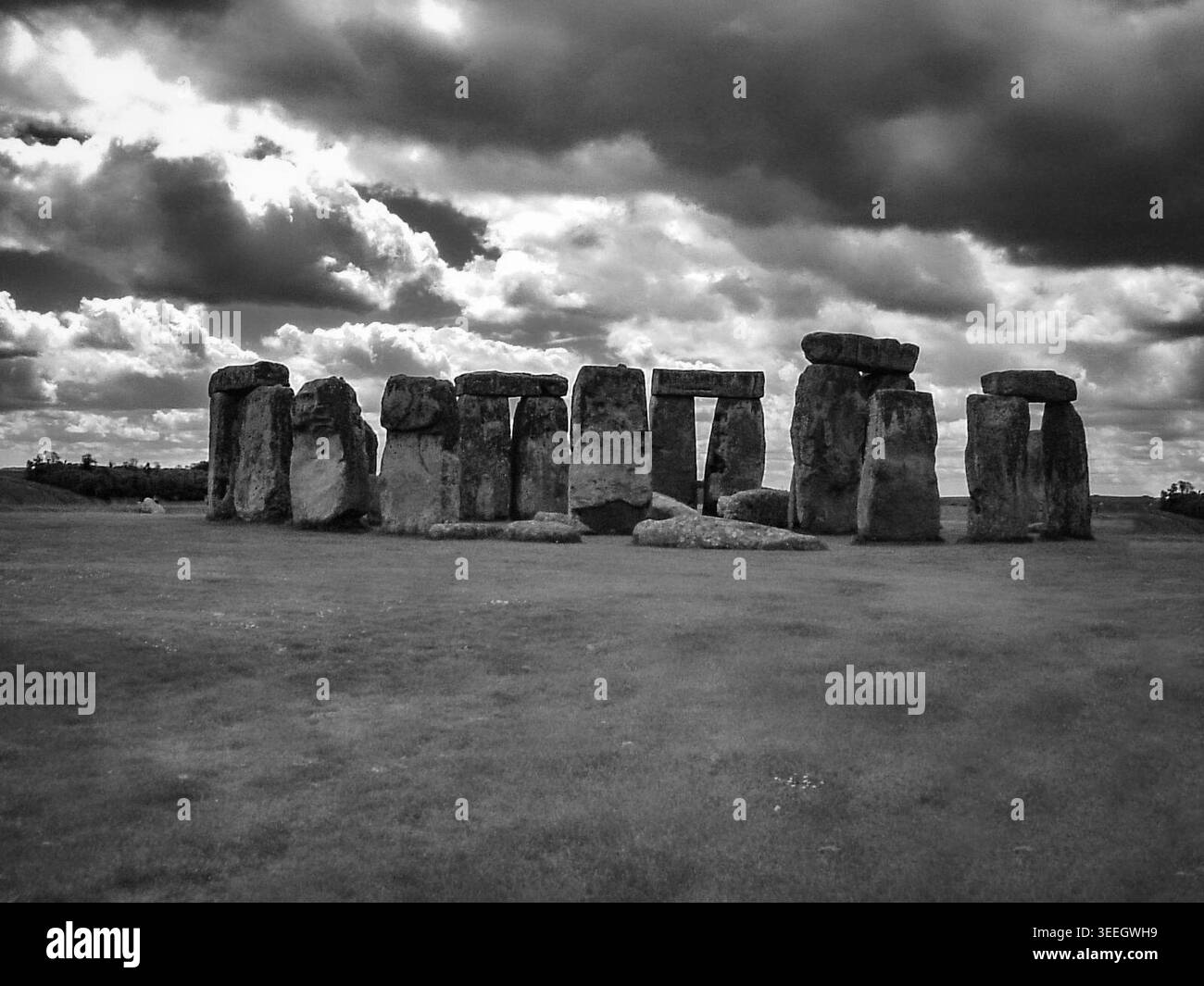 Stonehenge, le célèbre cercle de pierre préhistorique situé sur la plaine de Salisbury dans le Wiltshire, en Angleterre. Construit entre 3000 av. J.-C. et 2000 av. J.-C., le site du patrimoine mondial de l'UNESCO reste l'un des plus grands mystères du monde antique. Les pierres debout monumentales attirent des visiteurs du monde entier et sont étroitement associées aux rituels anciens, à l'astronomie et au patrimoine britannique. Banque D'Images