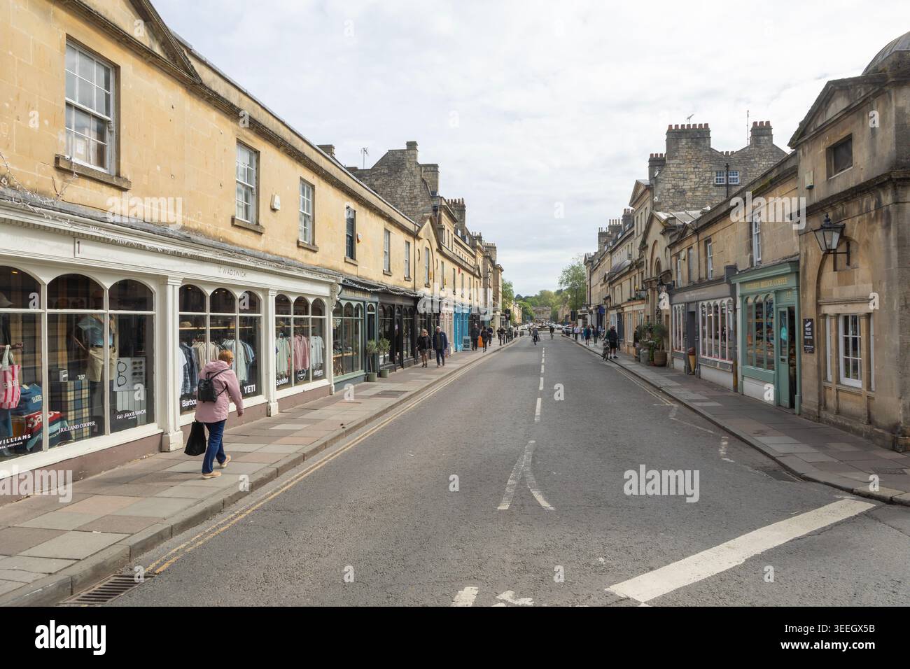 Magasins de chaque côté de la route sur Pulteney Bridge, centre-ville de Bath, nord-est Somerset, Angleterre, Royaume-Uni Banque D'Images