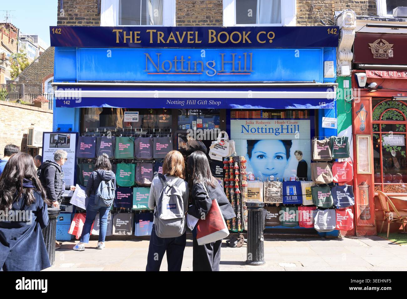 The Travel Book Co., la librairie qui figure dans le film Notting Hill avec Hugh Grant et Julia Roberts, au 142 Portobello Road, West London, Royaume-Uni. Banque D'Images