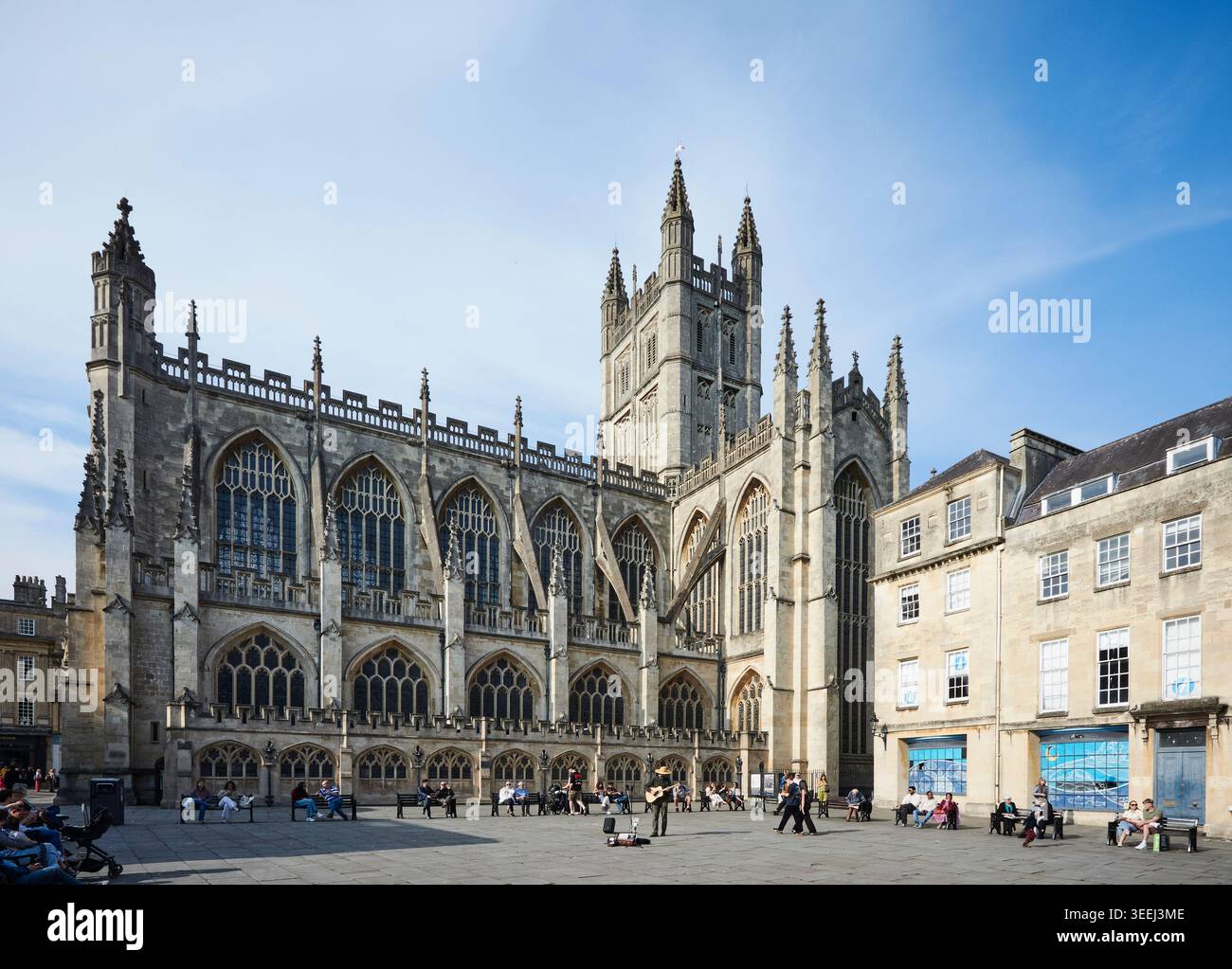 L'abbaye de Bath, également connue sous le nom d'église abbatiale de Saint-Pierre et Saint-Paul, vue de Kingston Parade, montrant le côté sud de l'abbaye. Banque D'Images