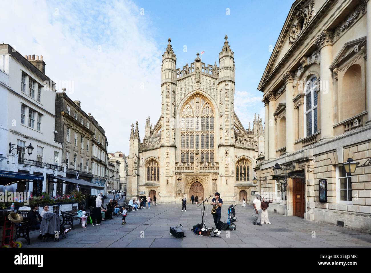 Abbaye de Bath, également connue sous le nom d'église abbatiale de Saint-Pierre et Saint-Paul, vue depuis le cimetière de l'abbaye. C'est l'extrémité ouest de l'abbaye. Banque D'Images