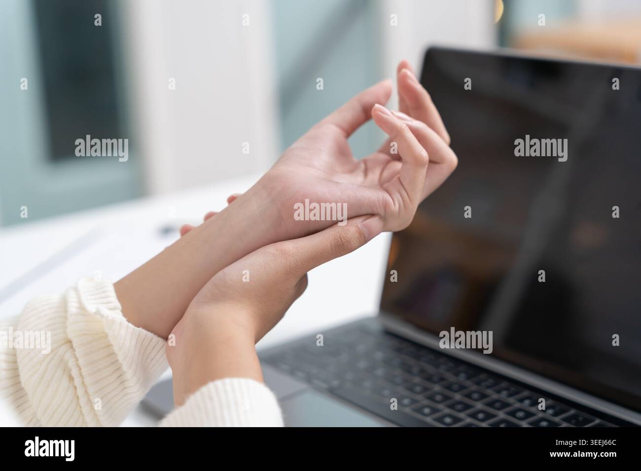 jeune femme d'affaires travaillant dans le bureau avec un syndrome du canal carpien ou l'inflammation de l'articulation du poignet, inflammation du muscle de la main du syndrome de bureau, main Banque D'Images