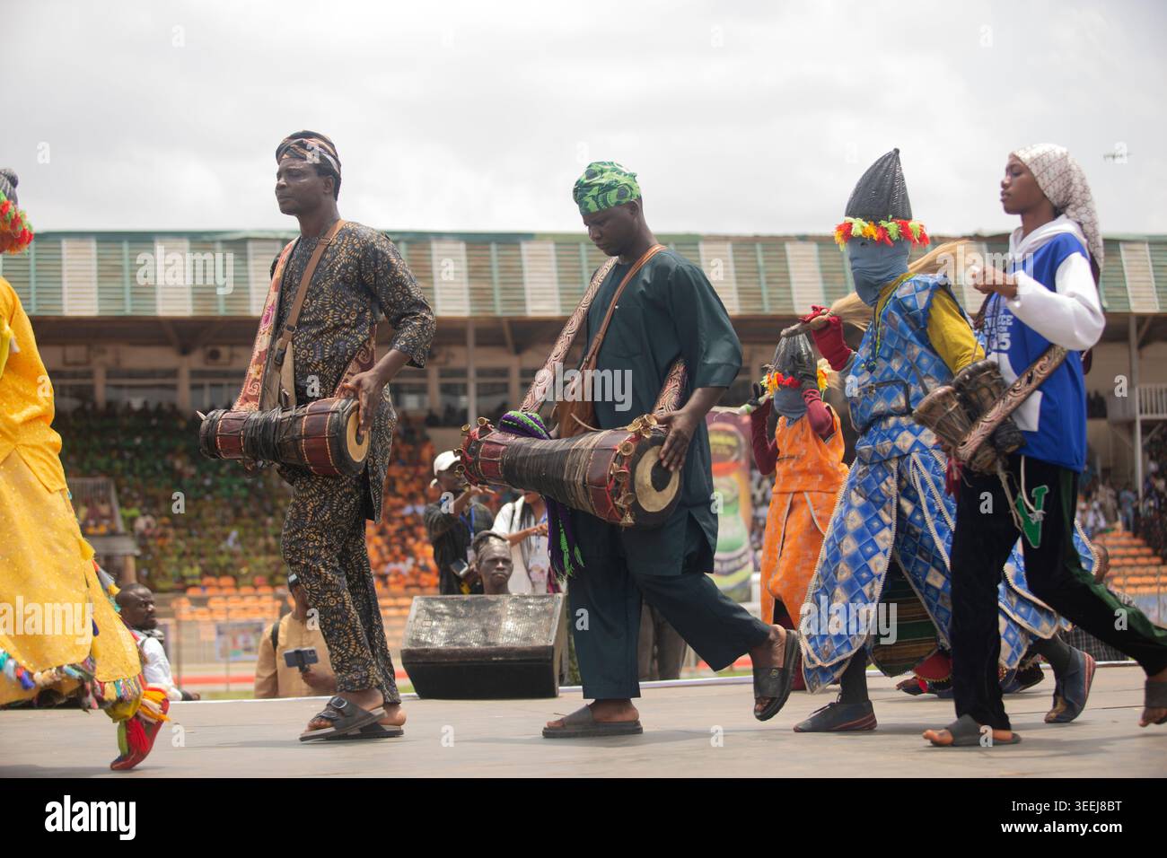 Groupe de batteurs Mascarade battant le tambour de l'esprit et de la spiritualité de Mascarade africaine, Ibadan Oyo State Nigeria Banque D'Images