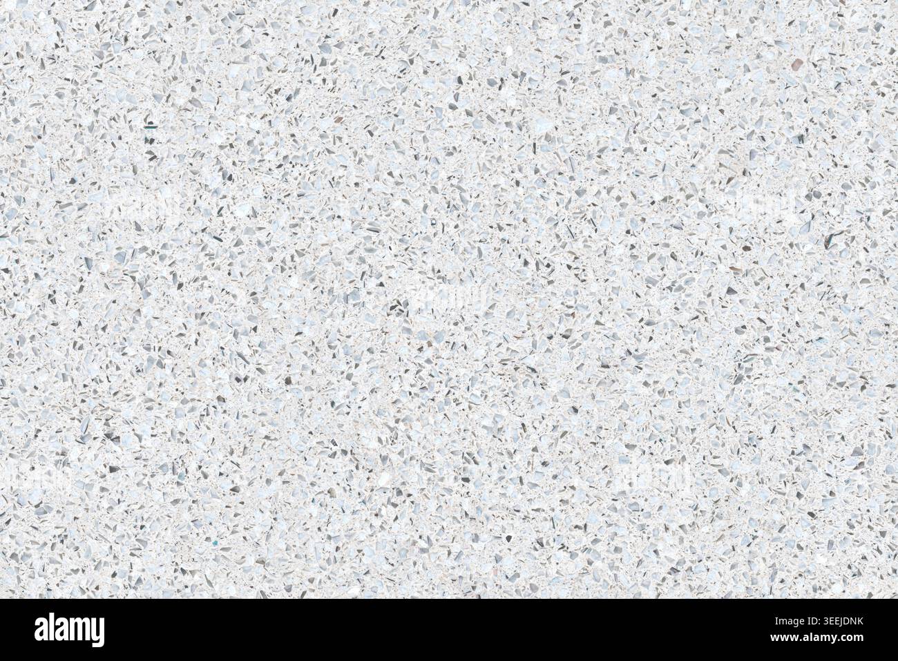 Gros plan d'une surface de quartz synthétique à grain minéral fin. Texture de pierre gris et blanc neutre pour le design d'intérieur, l'architecture et les constructi Banque D'Images