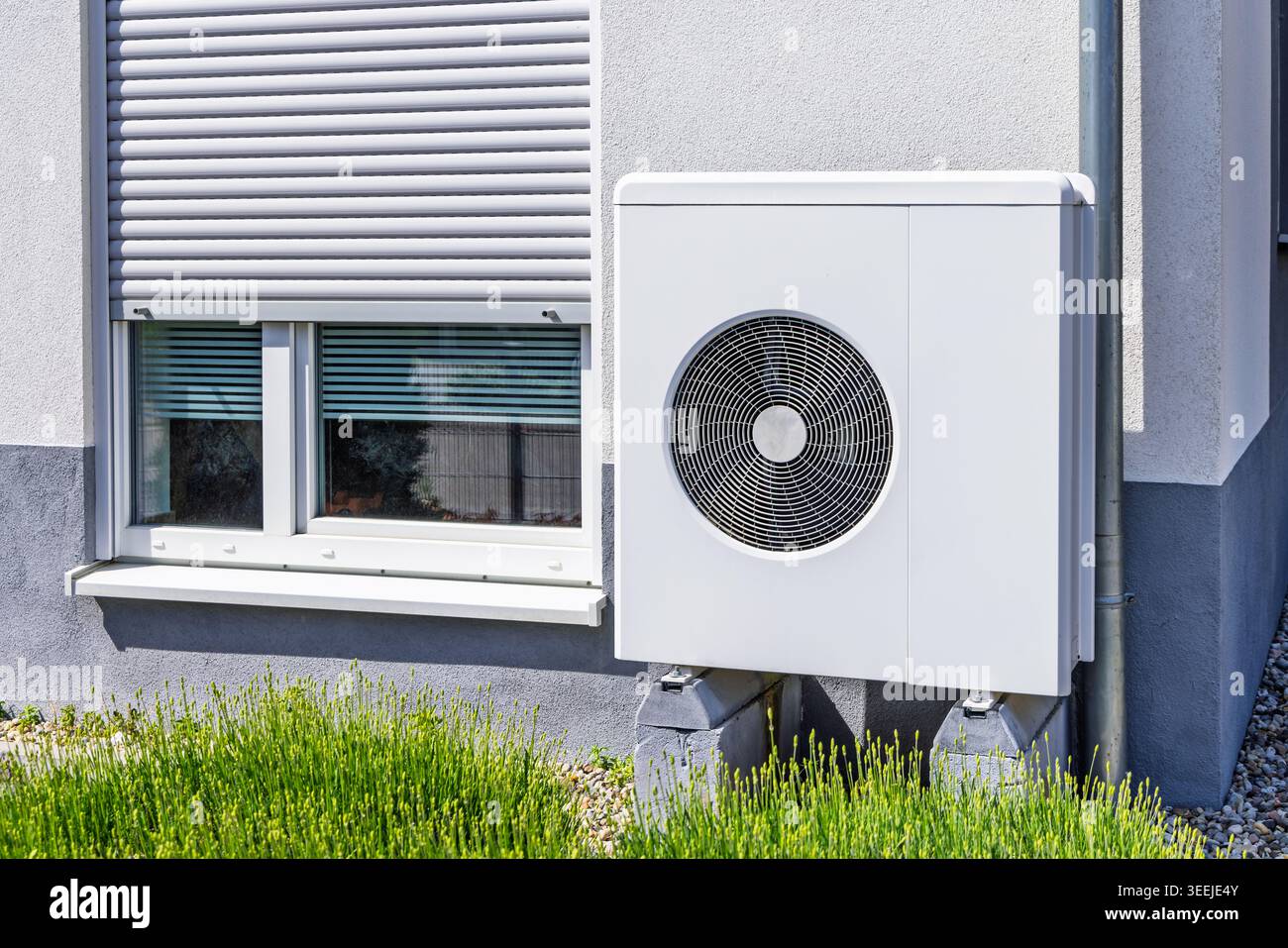 Nouvelle pompe à chaleur de source d'air installée à l'extérieur de la maison familiale Banque D'Images