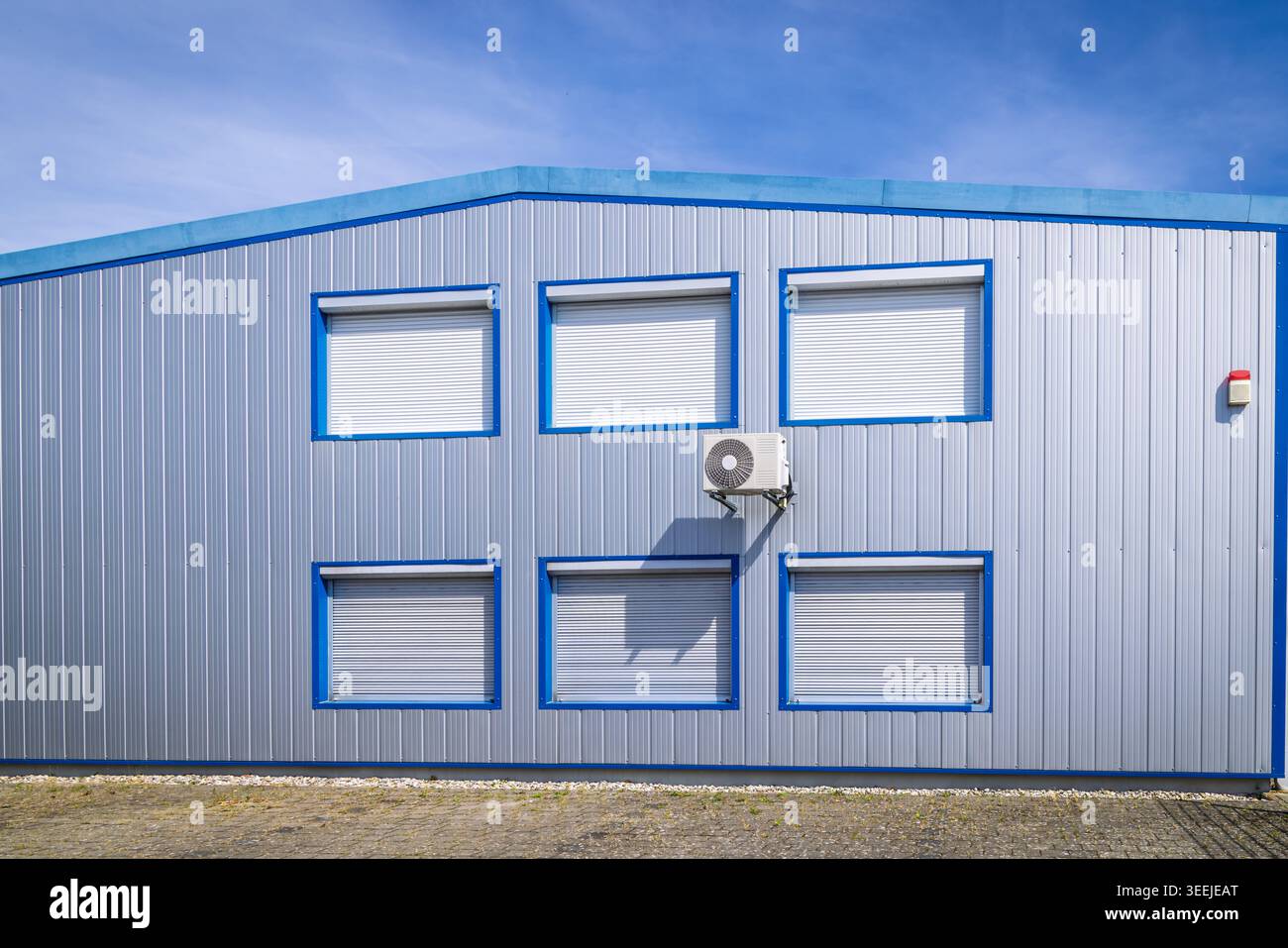 Pompe divisée installée sur un mur de bâtiment industriel, système de chauffage et de refroidissement Banque D'Images