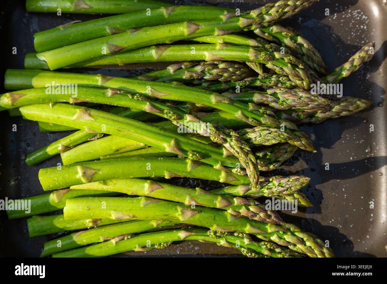 Gros plan des pointes d'asperges vertes cuites Banque D'Images