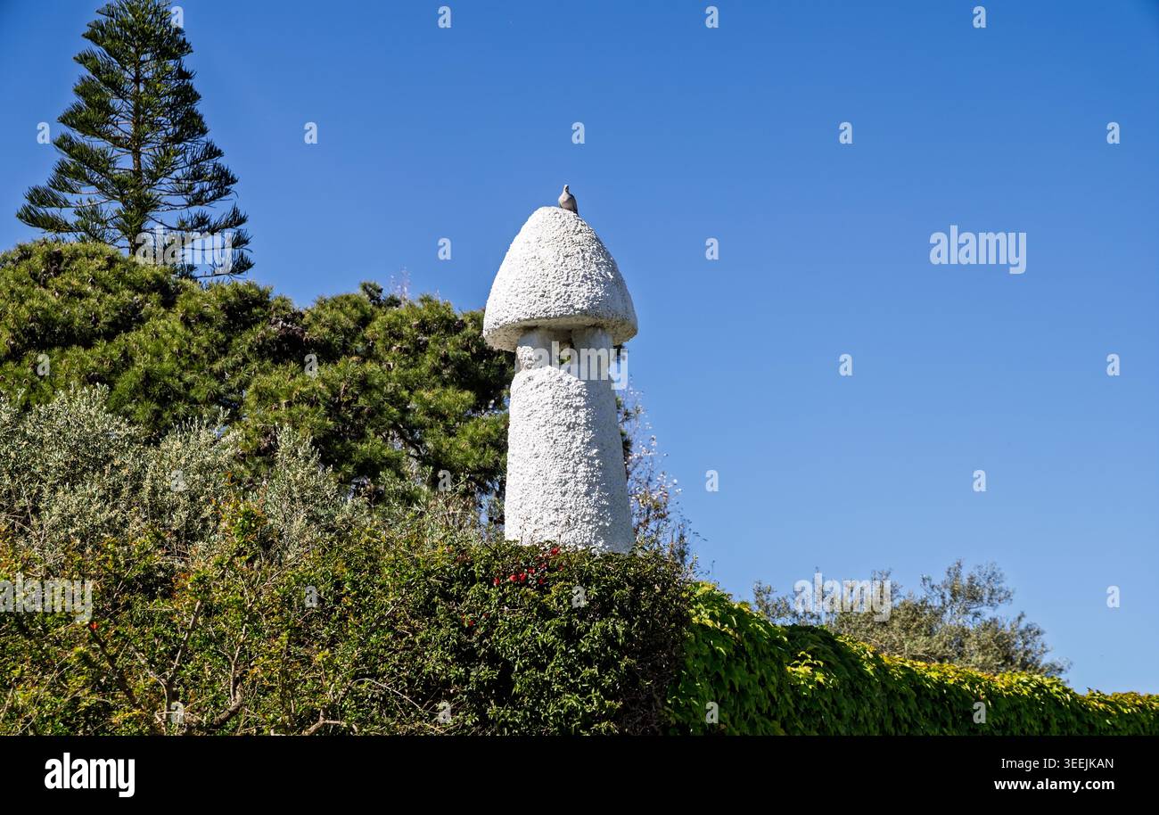 Cheminée blanche en forme de champignon lavée à la chaux avec colombe sur le dessus, à Forion, Ischia, Italie le 28 avril 2026 Banque D'Images