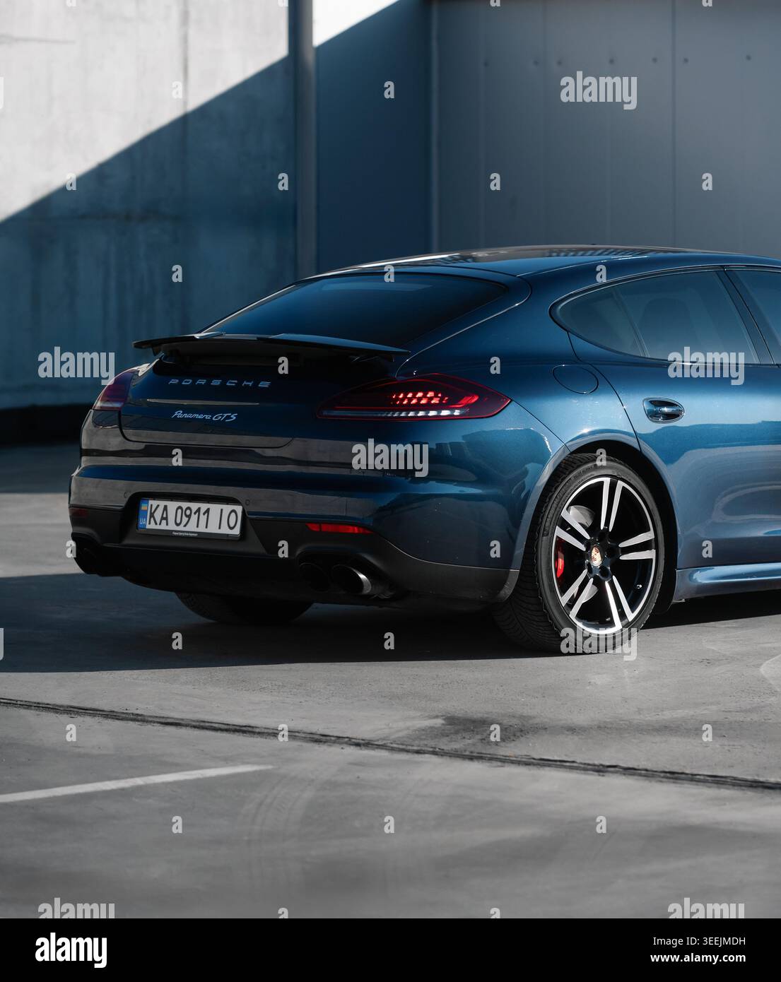 Arrière de Porsche Panamera par jour ensoleillé. Gros plan sur la partie arrière d'un grand randonneur allemand dans un parking vide. Banque D'Images