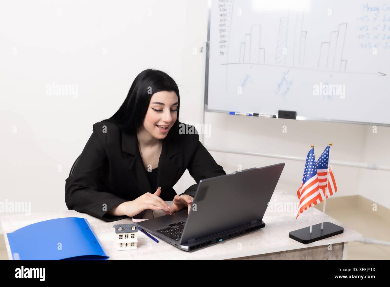 Femme d'affaires tapant sur ordinateur portable dans le cadre de bureau pour photo stock professionnelle... Banque D'Images