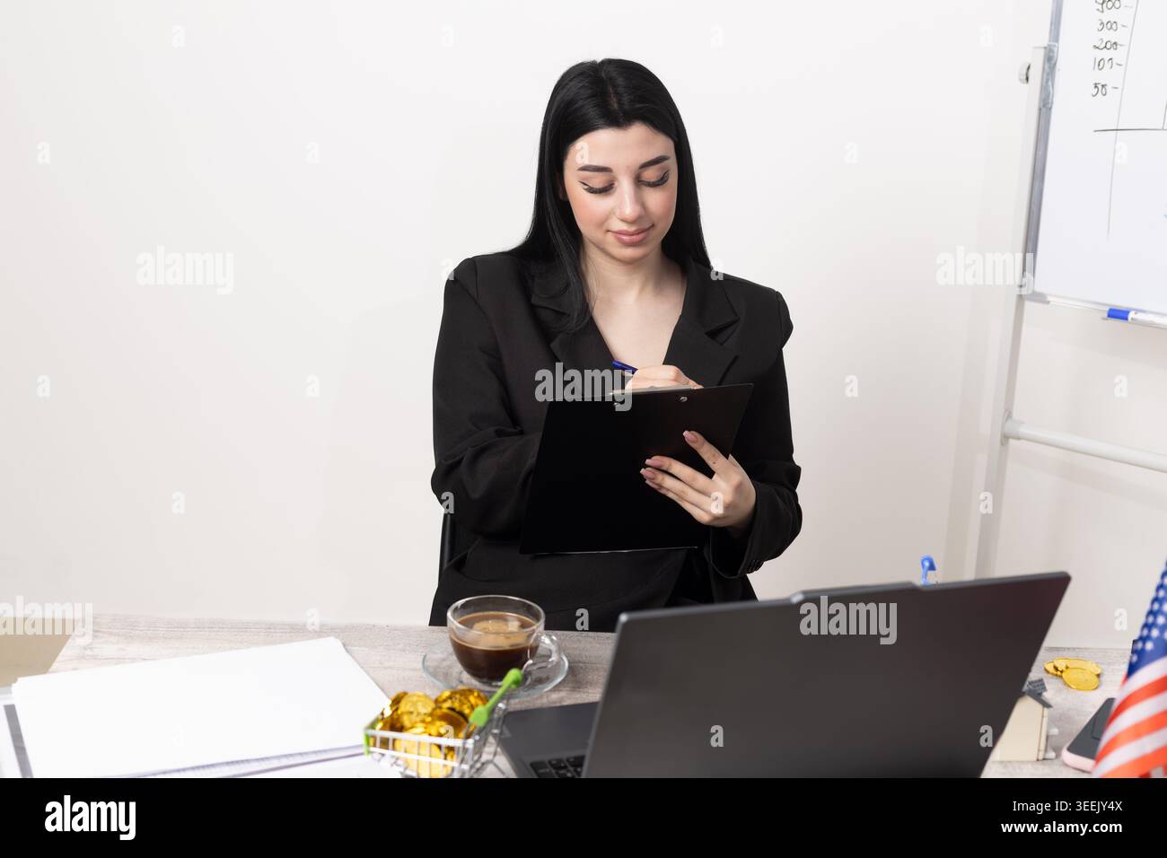 Femme d'affaires travaillant au bureau avec ordinateur portable pour photo professionnelle... Banque D'Images