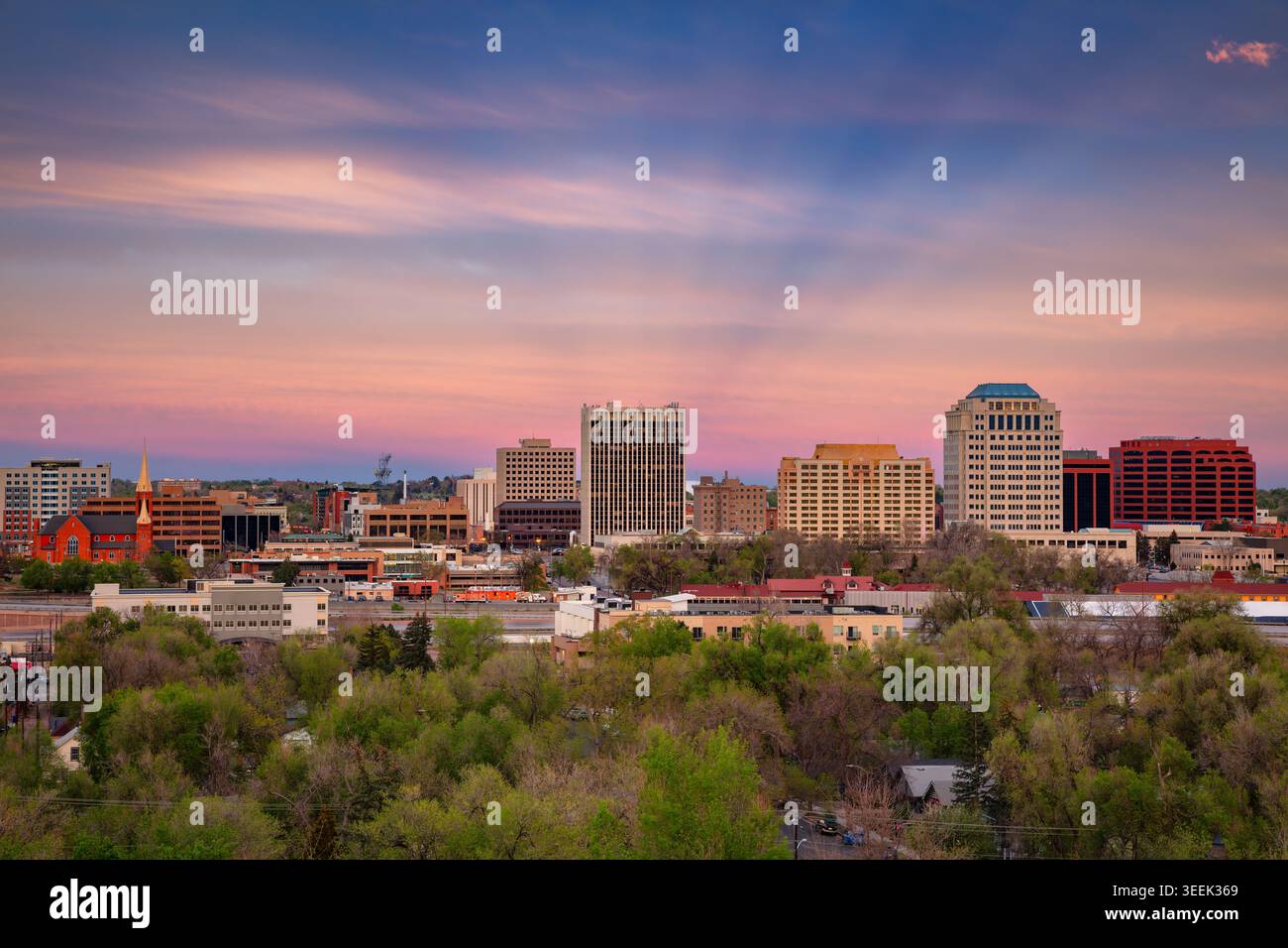 Colorado Springs, Colorado, États-Unis. Image de paysage urbain aérien de Colorado Springs, Colorado au coucher du soleil spectaculaire du printemps. Banque D'Images
