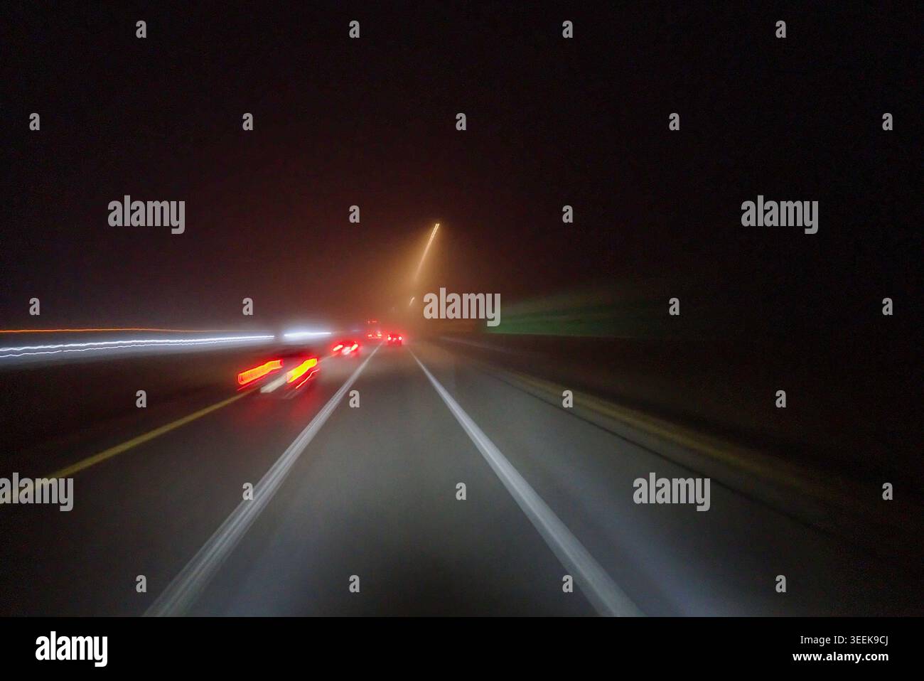 Trafic routier nocturne avec sentiers légers et phares pour STO professionnel Banque D'Images