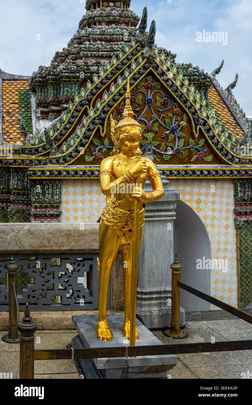 Une superbe statue dorée de Kinnara, une créature mythologique mi-humaine mi-oiseau, se dresse dans le complexe Wat Phra Kaew à Bangkok. La fonction d'arrière-plan Banque D'Images