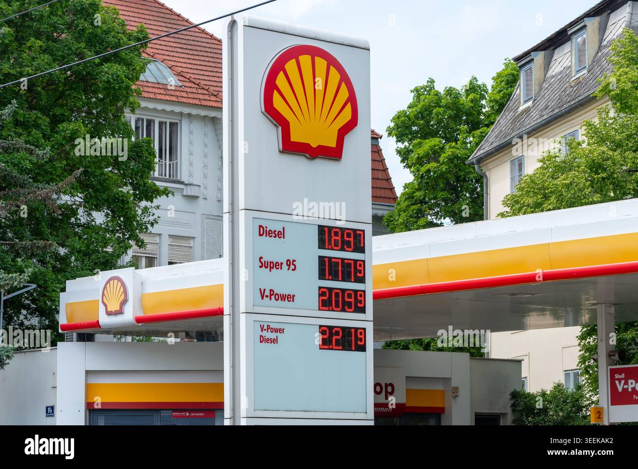 Tableau des prix du carburant avec tarifs de l'essence et du diesel près de la gare Shell à Vienne, Autriche, Vienne, 10 mai 2026. Banque D'Images