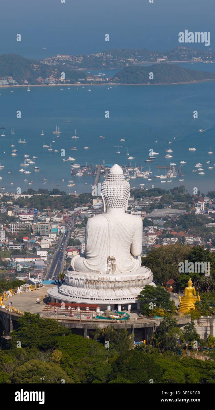Vue aérienne de Big Buddha Phuket surplombant la ville côtière et la baie turquoise remplie de bateaux sous un ciel bleu clair Karon, Phuket, Thaïlande. Banque D'Images