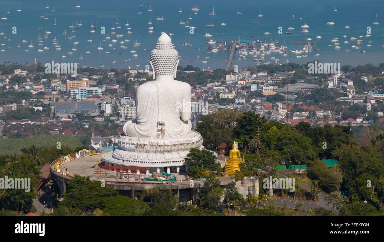 Vue aérienne de la statue de Big Buddha Phuket surplombant la ville côtière et une baie remplie de bateaux Karon, Phuket, Thaïlande. Banque D'Images