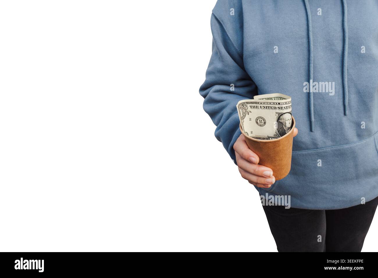 Gros plan d'un pauvre homme tenant une tasse de papier jetable avec un billet d'un dollar sur fond blanc. Le thème est pauvreté, sans-abri Banque D'Images